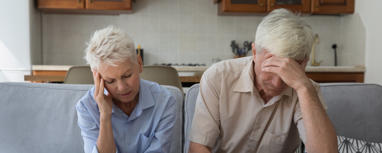 זוג פנסיונרים מודאג